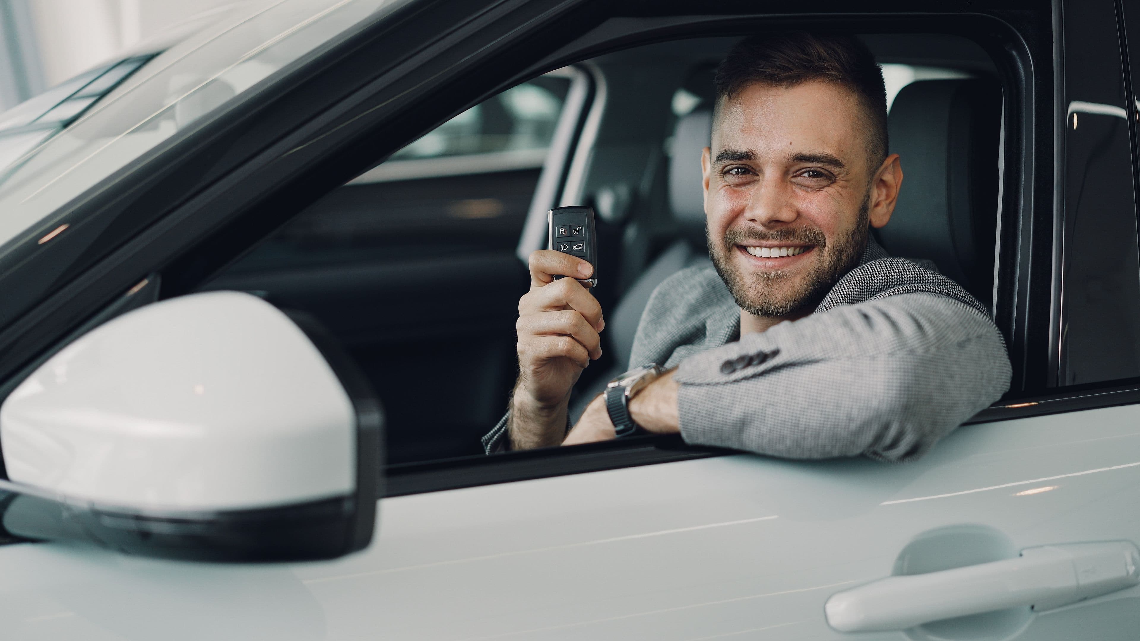 Cliente feliz alugando veículo na Lokgeo